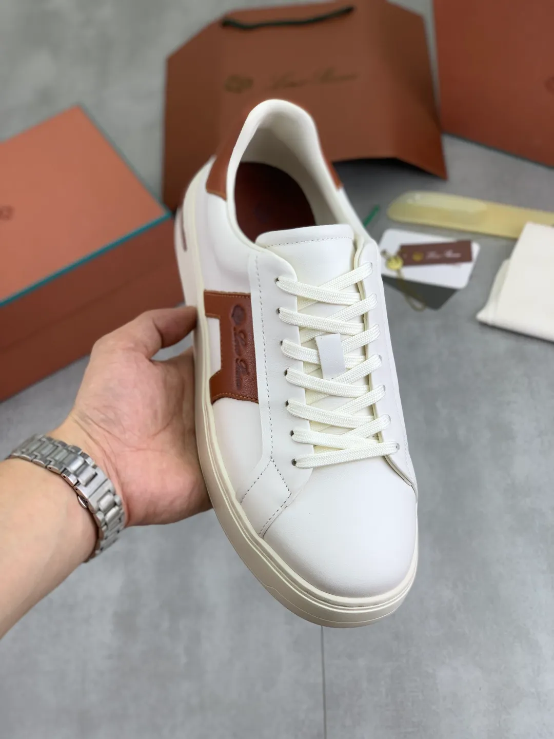 Men's men's shoes 💰P560 New style 💰High quality The latest casual shoes Loro Piana 💯Top grade💯Buy the original copy💯 Founded the existing Loro Piana company on April 24, 1924. It is now the sixth generation of family business, providing top quality products to customers who are discerning about taste and quality. Imported original fly woven fabric with cowhide fabric, plain calfskin lining. Hand-sewn thread with cowhide feet. Original packaging. High-end outsole. Size: 38-44 (customized for 45 and 46). 2️⃣ colors available.